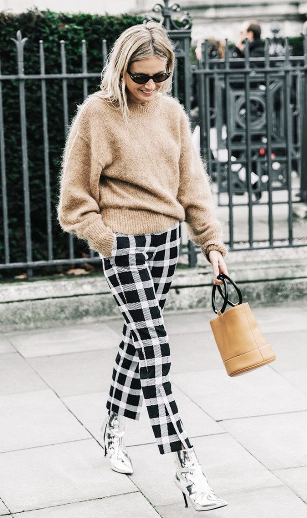 O look com bota prata é uma escolha ousada e fashionista que pode transformar qualquer visual com um toque de brilho e modernidade — Foto: Reprodução/Pinterest @sav3dbythebelle