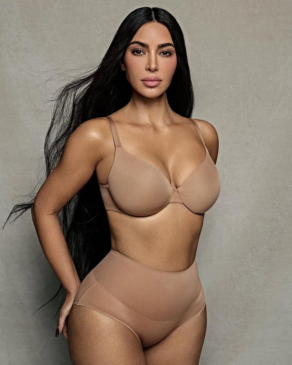 Kim Kardashian de longerie bege — Foto: Reprodução/Instagram @kimkardashian