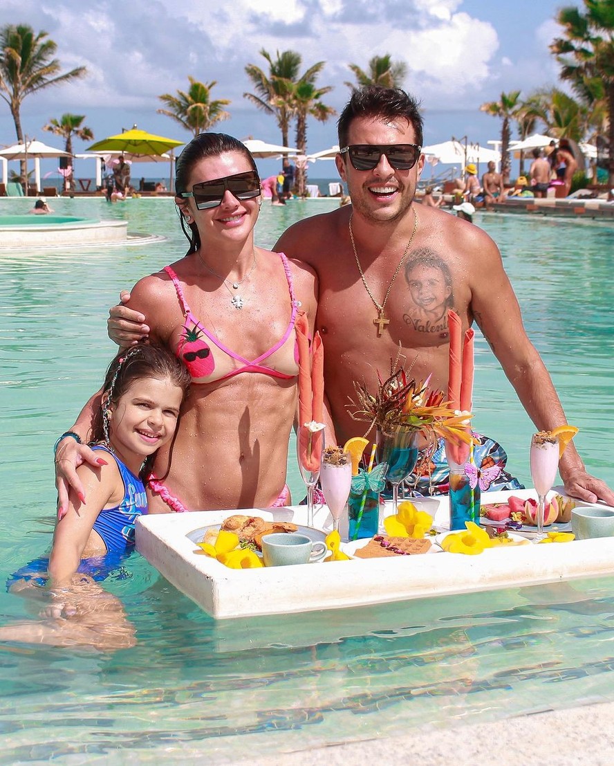 Wellington Muniz lembra férias com Mirella Santos e filha em Pernambuco