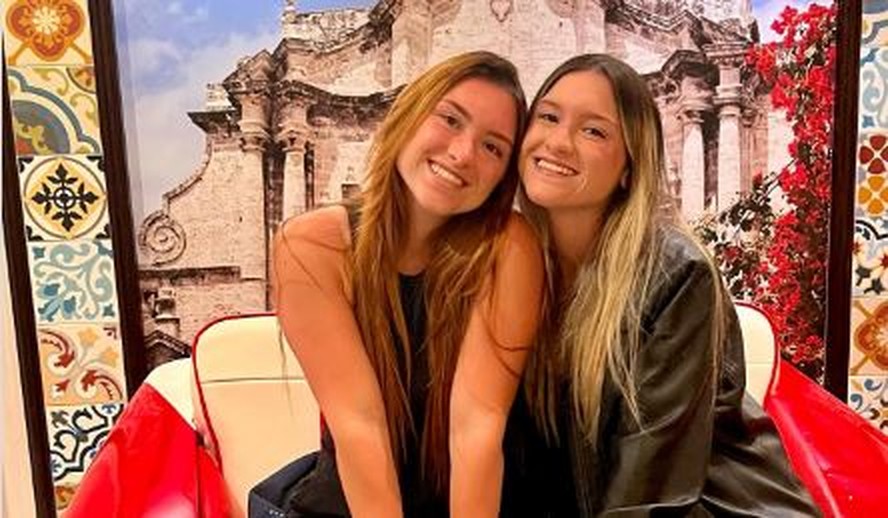 Marina Liberato posta foto com a gêmea, Sofia