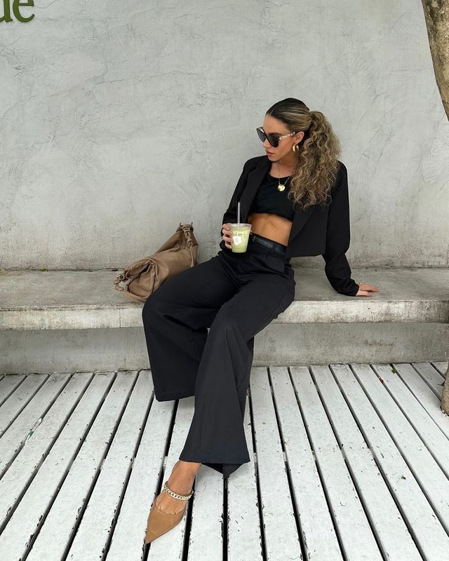 Look com calça pantalona preta: 30 Visuais marcantes para se inspirar