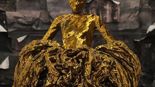 Alta-costura: Glenn Martens faz estreia memorável na Maison Margiela