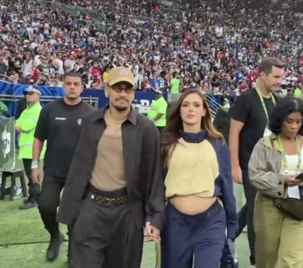 Neymar e Bruna Biancardi chegam de mãos dadas para jogo da NFL no ...