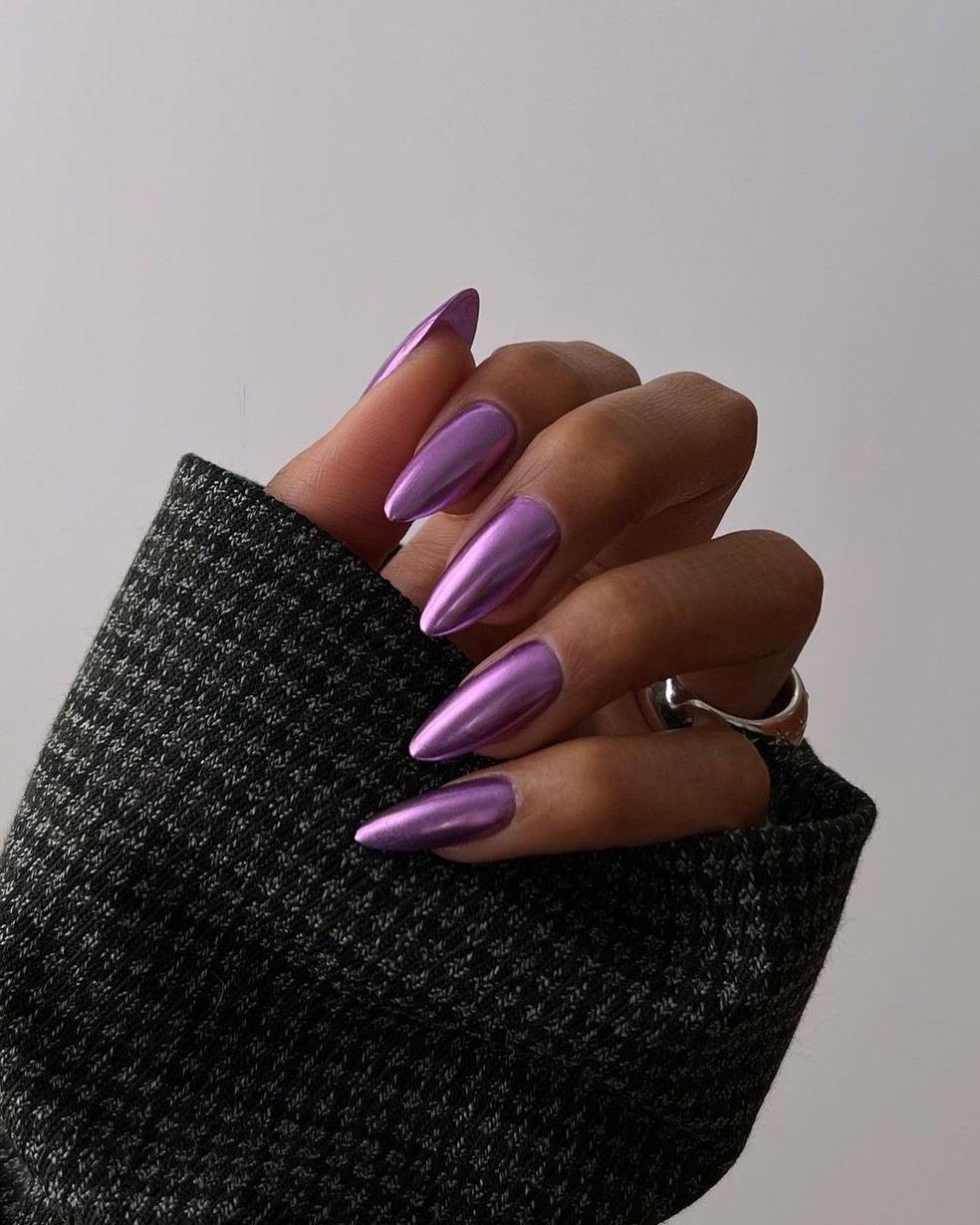 10 opções de unhas cromadas para te inspirar a reproduzir a nail art em casa — Foto: Instagram/@overglowedit