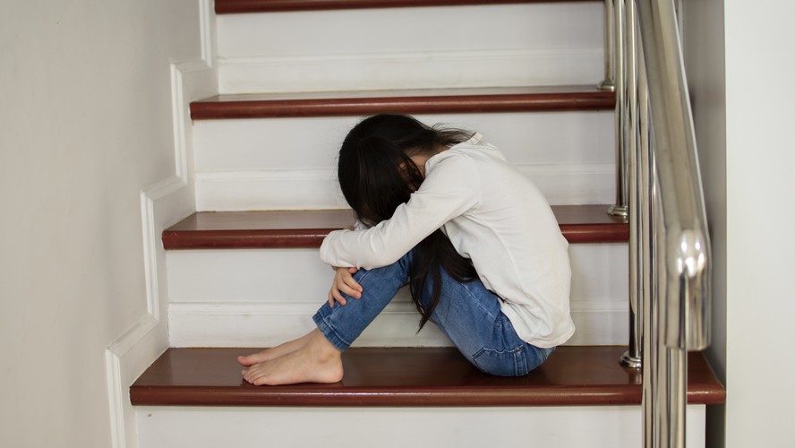Entenda o que é violência vicária, em que homens machucam ou matam os filhos para atingir mulheres psicologicamente