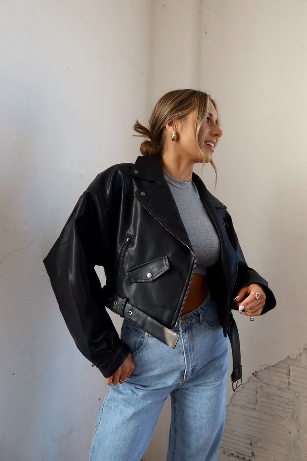 Invista em jaqueta de couro na hora de criar um look para barzinho a noite. — Foto: Reprodução/Pinterest @madidaclothing