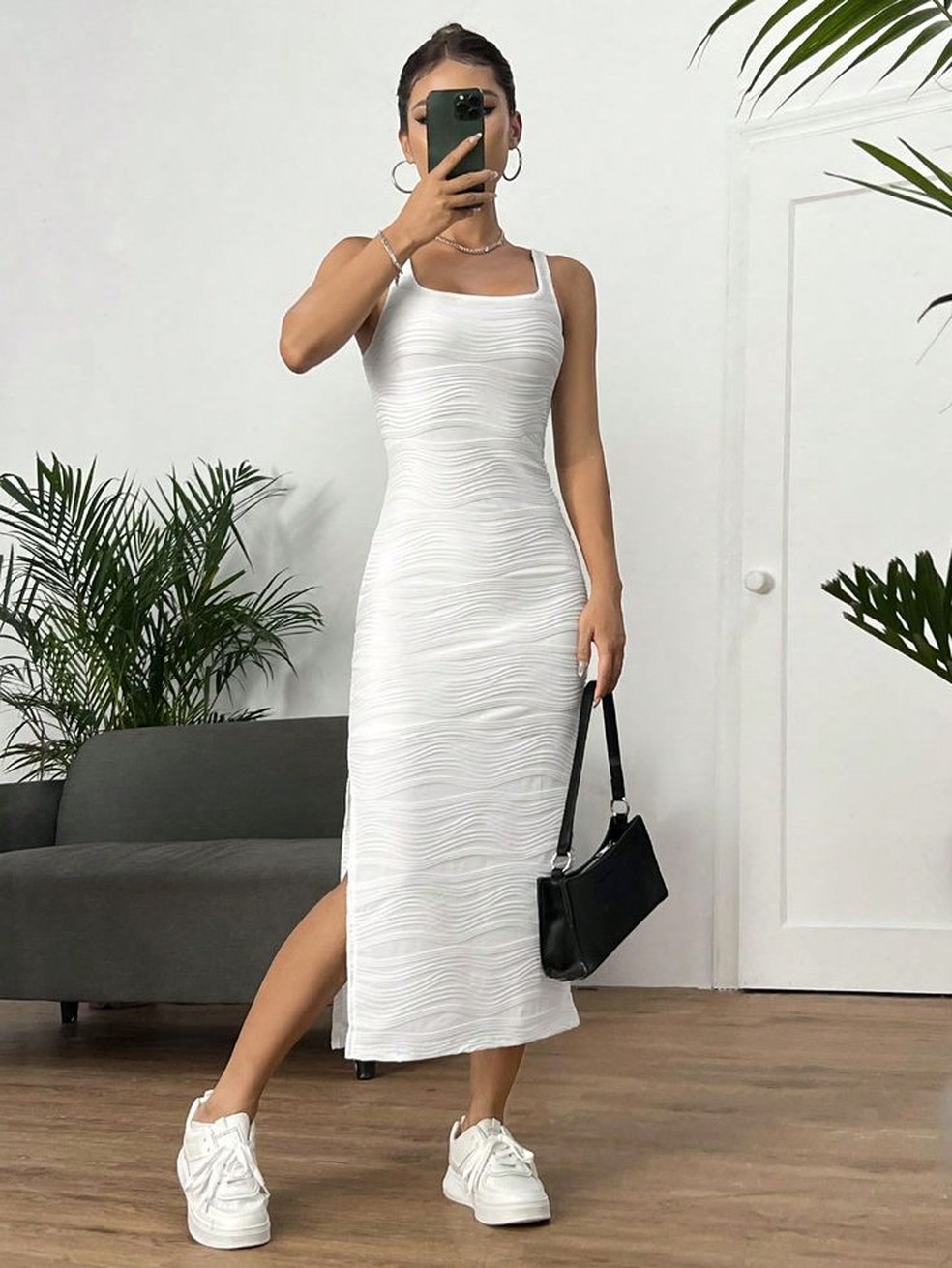 O vestido com tênis branco é uma combinação que demonstra como o estilo pode ser tanto confortável quanto elegante — Foto: Reprodução/Pinterest @SHEIN