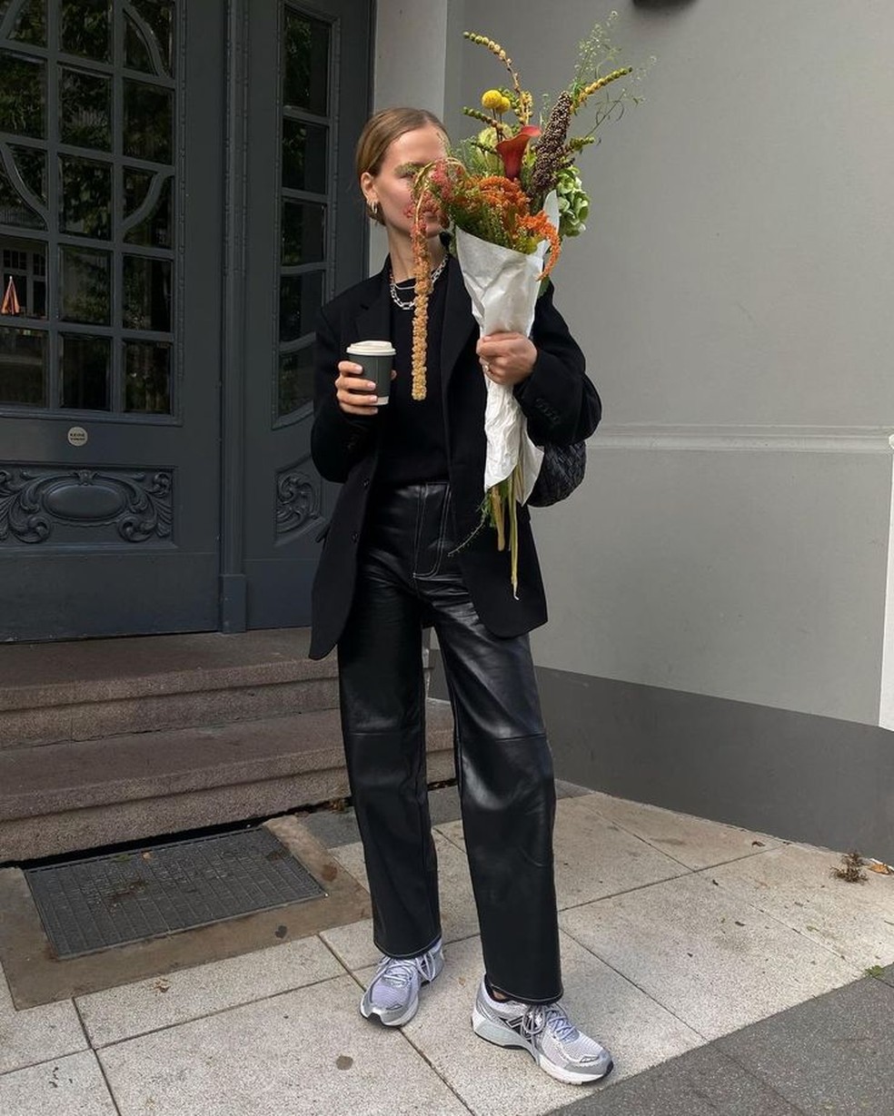 Look com calça de couro e tênis esportivo é perfeito para o dia a dia. — Foto: Reprodução/Pinterest @rsatell1