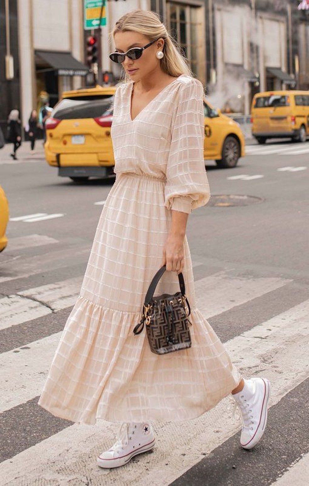 Os vestidos fluidos e leves, típicos da primavera e do verão, se beneficiam da frescura e da leveza dos tênis — Foto: Reprodução/Pinterest @guitamoda