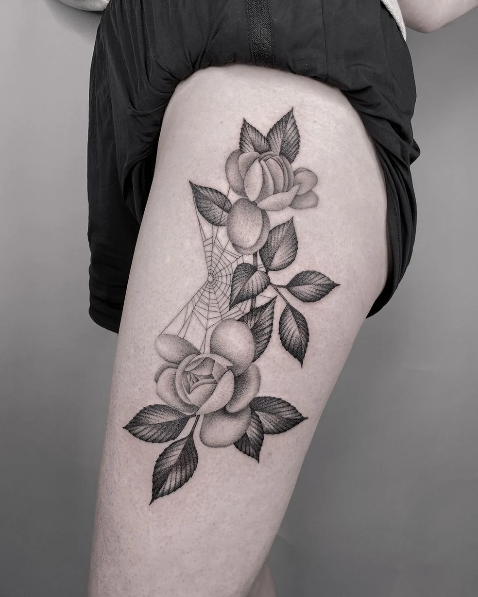 Tatuagem feminina na coxa com flores: inspirações irresistíveis para a ...