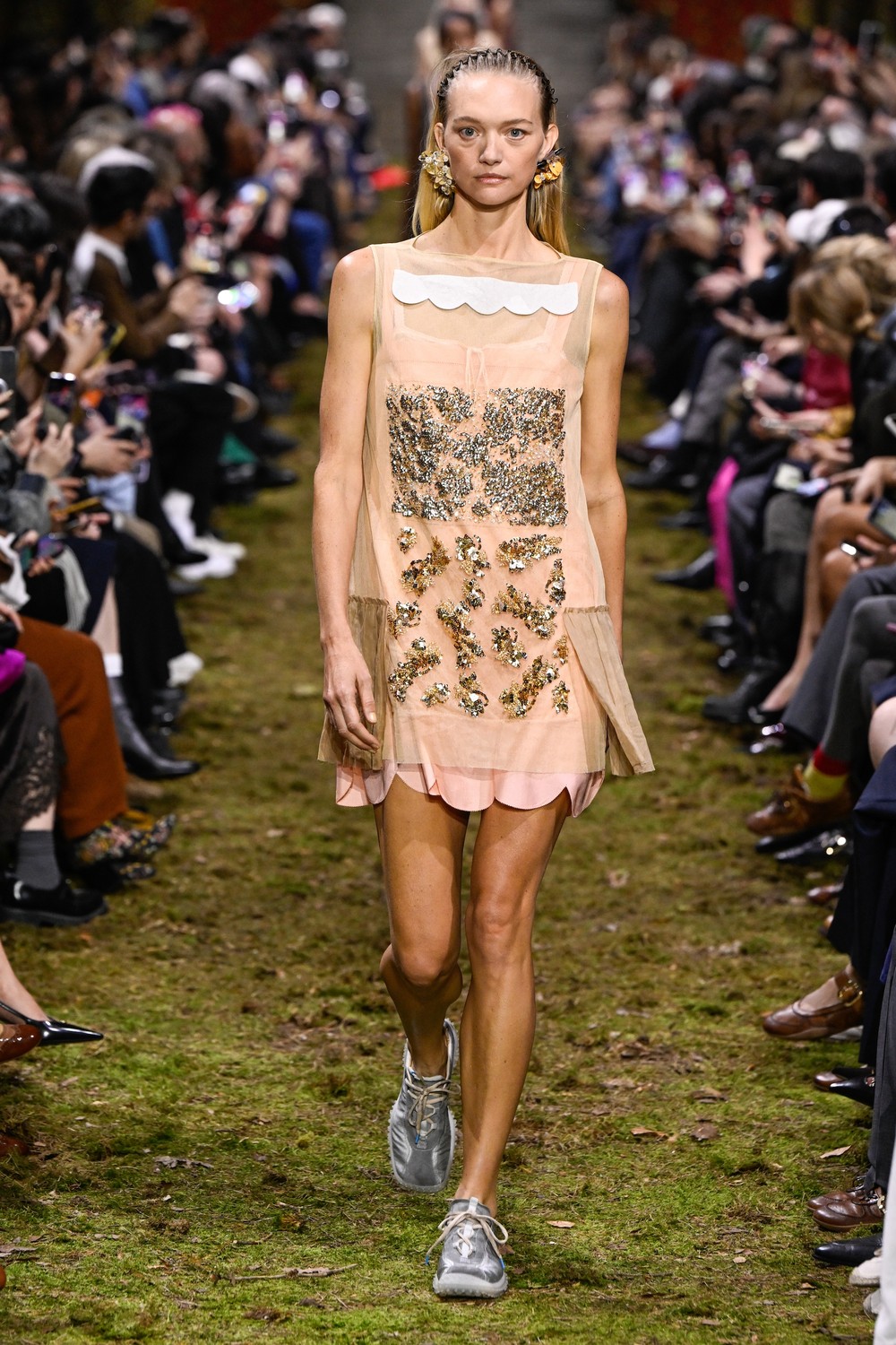 PFW: Com Gillian Anderson, Miu Miu reflete sobre pequenez do ser humano ...