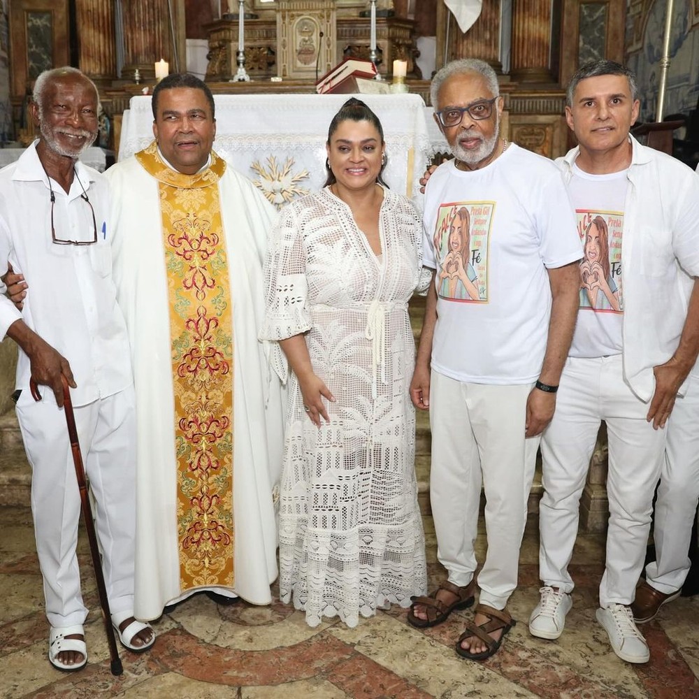 Preta Gil celebra cura de câncer no intestino em missa ao lado da ...