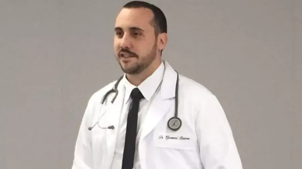 Giovanni Quintella Bezerra, médico anestesista preso em flagrante por estupro de vulnerável durante parto cesárea — Foto: Reprodução / Twitter