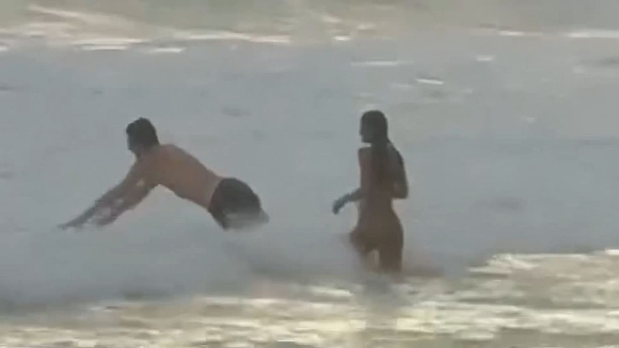 Envolvidos em boatos de romance, Bruna Marquezine e Shawn Mendes tomam banho de mar juntos