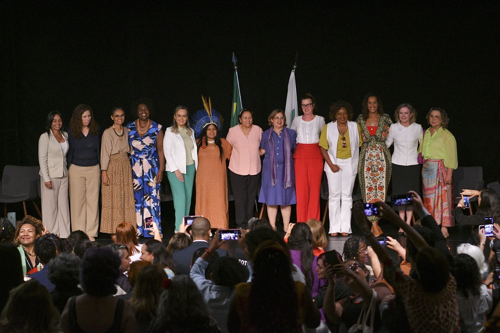 Cida Gonçalves apoiada por ministras e parlamentares durante posse — Foto: Ministério do Turismo/Reprodução