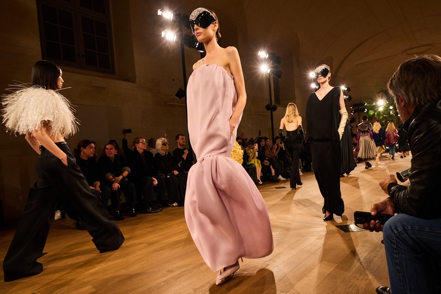 PFW: Pierpaolo Piccioli leva sua simplicidade radical para a
