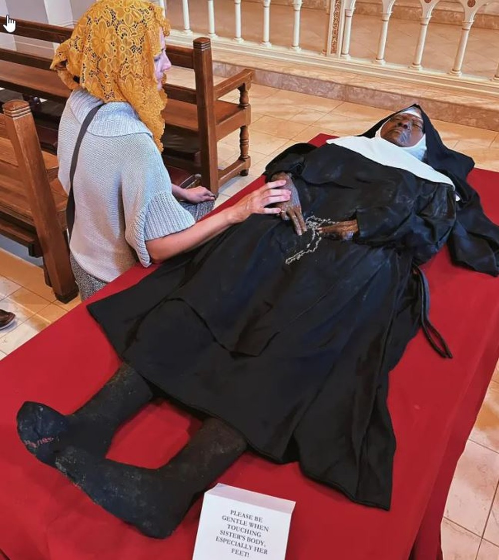 corpo-de-freira-surge-intacto-4-anos-depois-de-sua-morte-perfeito