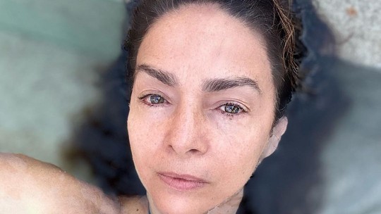 Claudia Ohana surge em clique sem maquiagem na piscina: 'Sombra e água fresca'