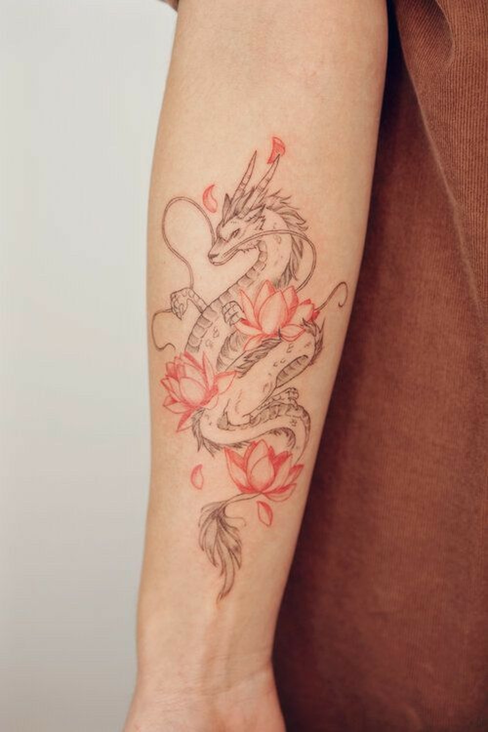 40 Ideias de tatuagens de dragão femininas para você se inspirar