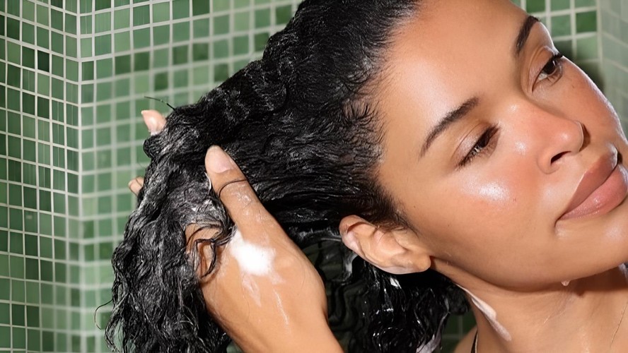 Fios finos e oleosos necessitam de shampoos e cremes especiais para ficarem bonitos