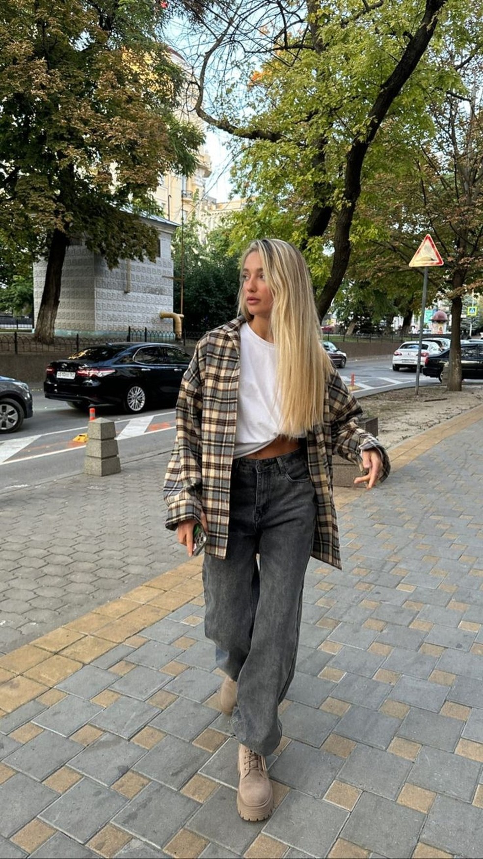 Crie looks variados e estilosos com camisa xadrez em tons terrosos. — Foto: Reprodução/Pinterest @ritik_03_08