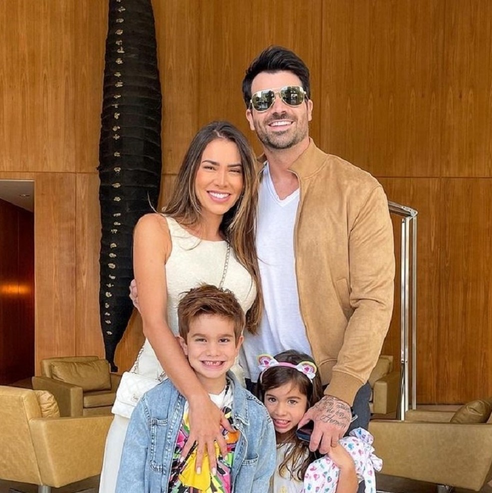 Filhos de Adriana Sant'anna e Rodrigão caçam lagartos no quintal de ...