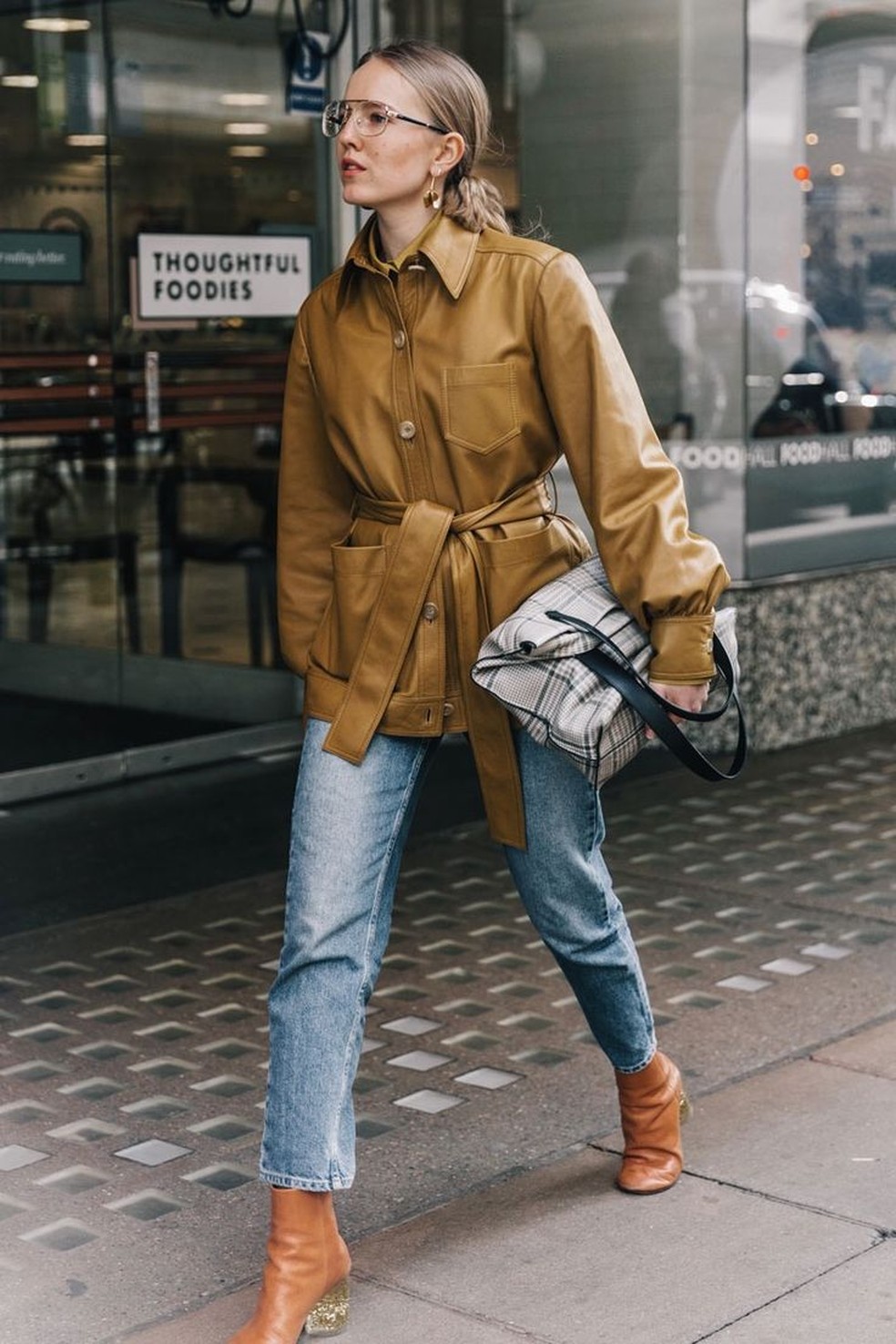 Look com bota cano curto marrom também pode ser usado para trabalhar e em eventos ao longo do dia. — Foto: Reprodução/Pinterest @dandehardt