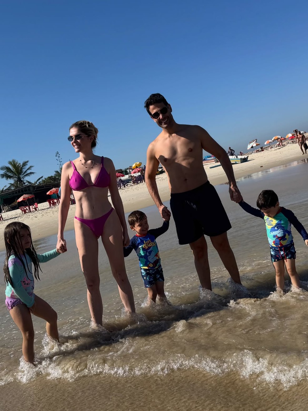 Bárbara Evans e Gustavo Theodoro brincam com as crianças — Foto: Reprodução/ Instagram @barbaraevans22