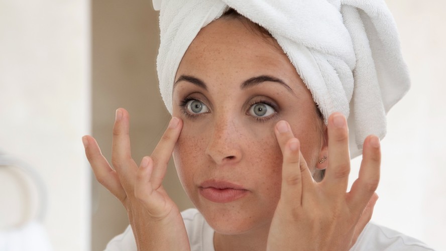 Produtos específicos para a região dos olhos tratam olheiras, inchaço e linhas finas