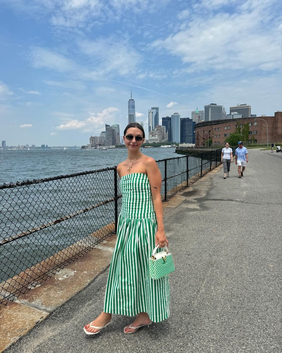 Vestido cintura baixa com estampa listrada — Foto: Reprodução/Instagram @kelseykotzur