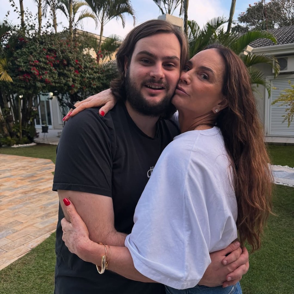 Luiza Brunet se derrete pelo filho, Antônio — Foto: Reprodução/Instagram