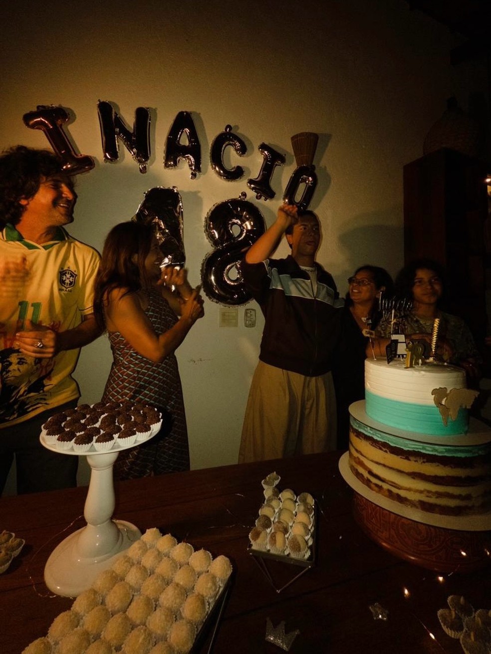 Dira Paes comemora os 18 anos do filho: 'Me belisquem que acho que estou sonhando' — Foto: Reprodução/Instagram