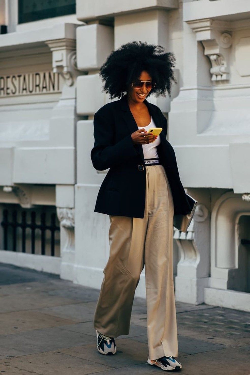 A calça de alfaiataria com o tênis contribui para um visual moderno e criativo. — Foto: Reprodução/Pinterest @popsugar