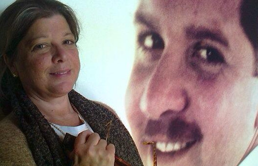 Eliana diante da imagem do pai, Rubens Paiva