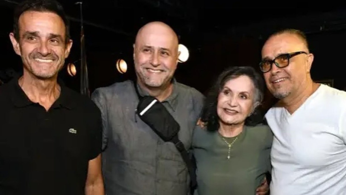 A cara do pai! Rosamaria Murtinho publica foto rara com os três filhos ...