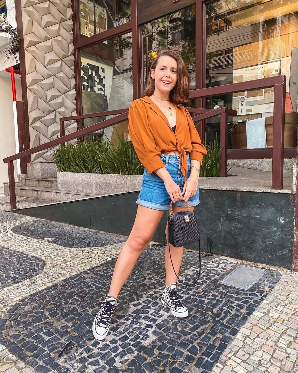 Nada mais clássico do que um bom jeans combinado com um par de All Star — Foto: Reprodução/Instagram @deborahasse