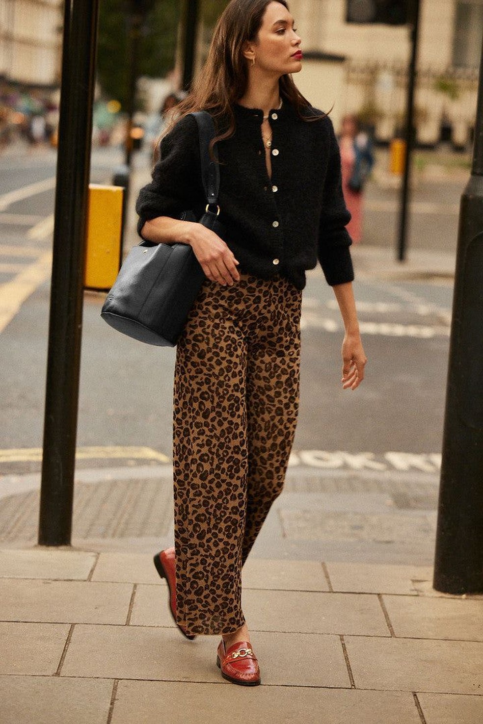 Calça pantalona animal print dá um toque único para o visual. — Foto: Reprodução/Pinterest @kailey_hamill93