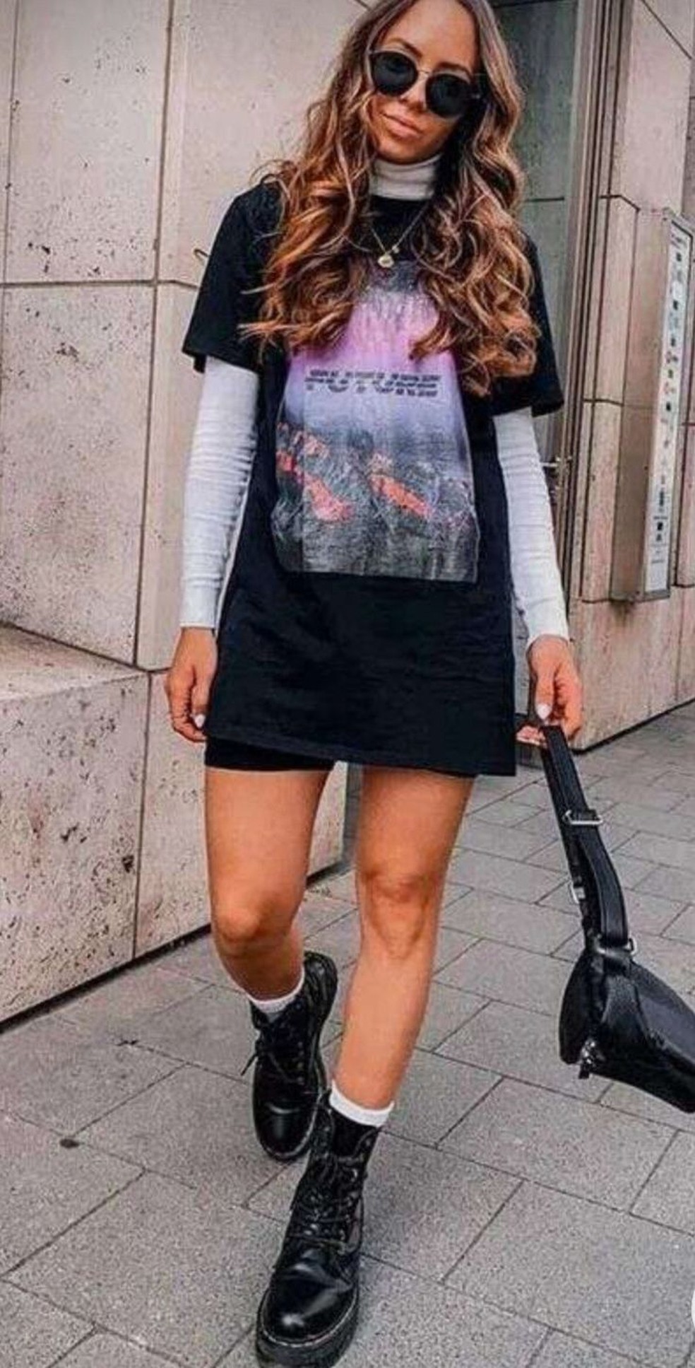 Quando o assunto é look para barzinho com os amigos, peças oversized oferecem conforto e estilo para aproveitar o momento. — Foto: Reprodução/Pinterest @anabarbara1w