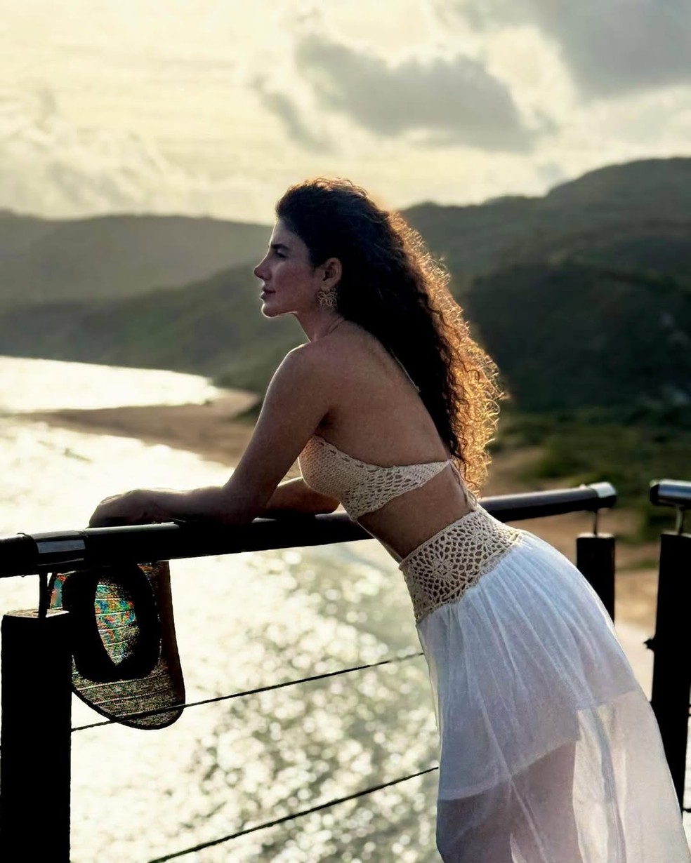 Paula Fernandes observa o horizonte — Foto: Reprodução/ Instagram @paulafernandes