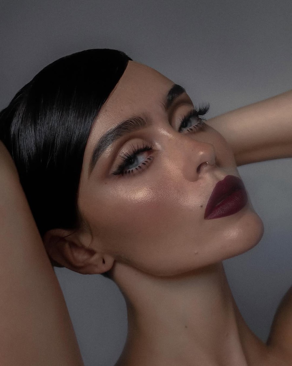 Pele radiante com blush luminoso e iluminador — Foto: @johannaherrstedt