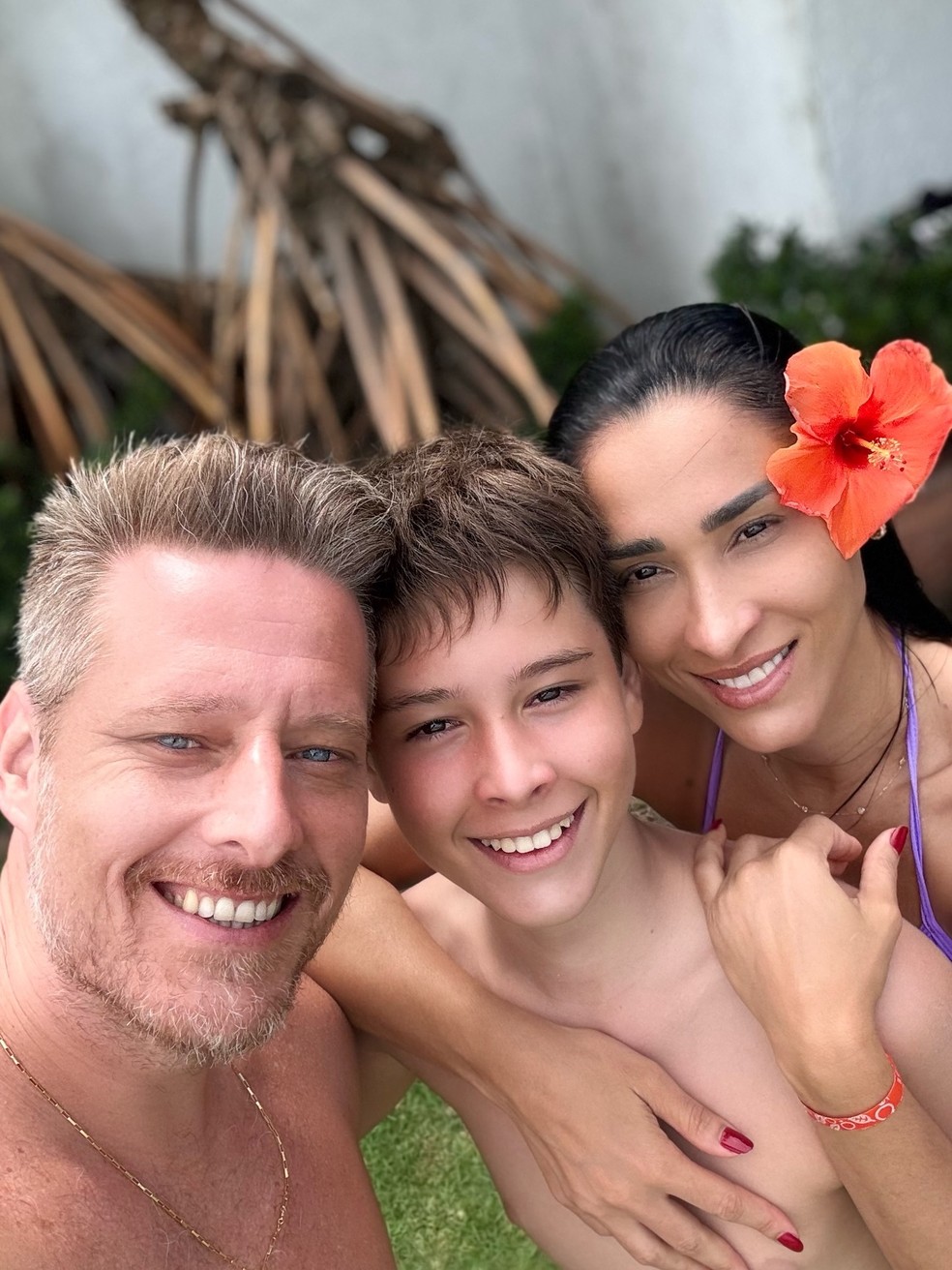 Casal de ouro: Jaqueline e Murilo, do vôlei, posam com o filho em Porto de Galinhas — Foto: Reprodução/Instagram