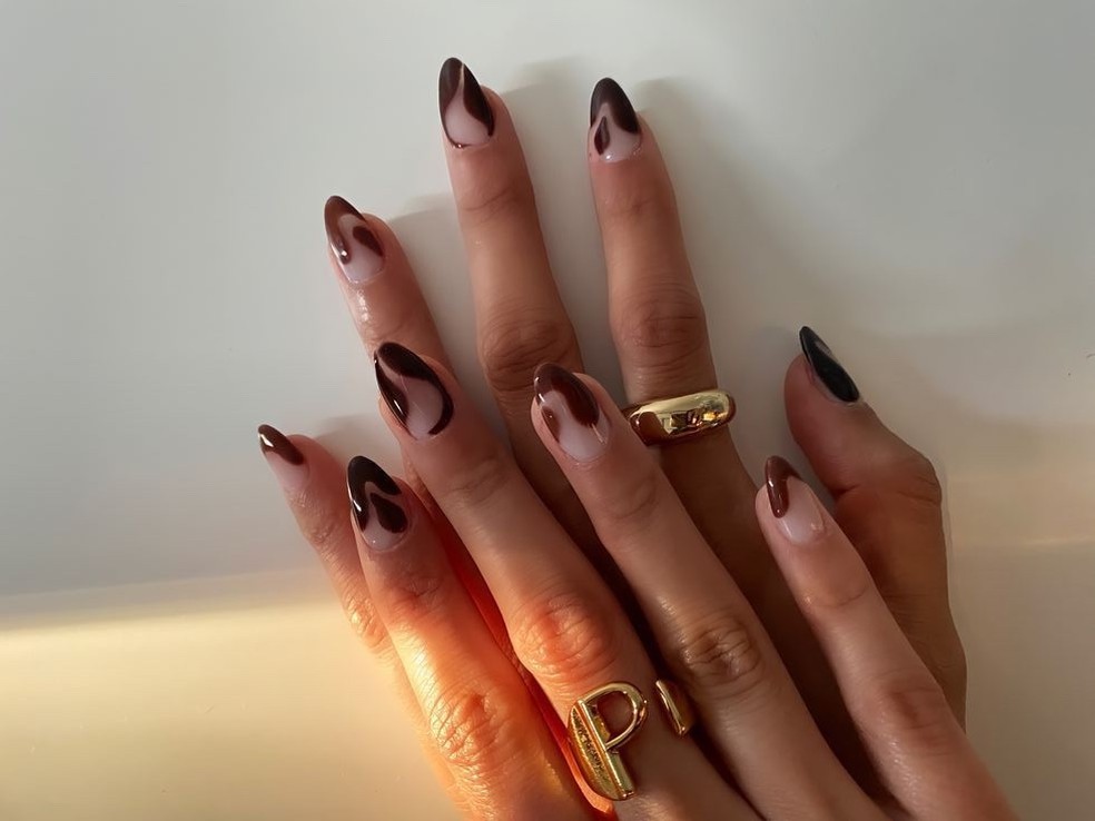 Aventurar-se na nail art é mais fácil do que parece! Para quem está começando, os designs minimalistas são perfeitos para explorar a criatividade de forma sutil e estilosa — Foto: Divulgação/Pinterest