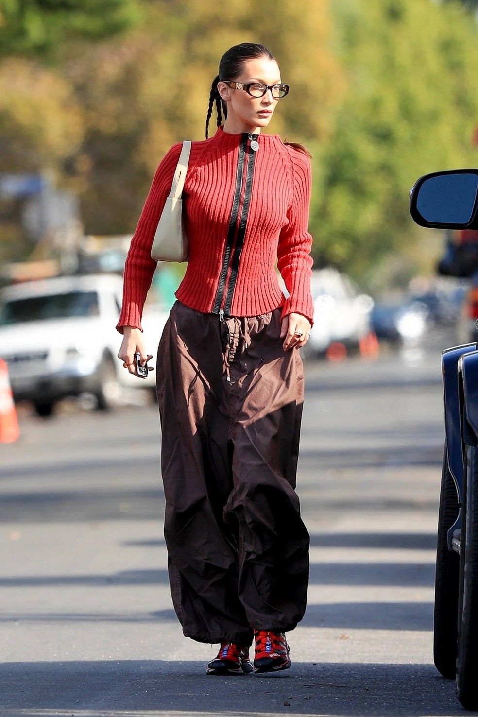 Calça parachute: veja 7 formas de apostar já na tendência — Foto: Getty Images