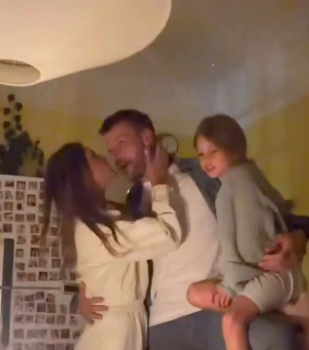 Fernanda Lima mostra comemoração dos 46 anos de Hilbert no refúgio da família: 'Sorte minha' — Foto: Reprodução/ Divulgação