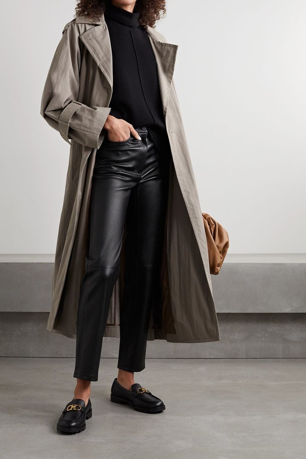 A calça de couro é o toque ousado que todo look precisa. — Foto: Reprodução/Pinterest @netaporter