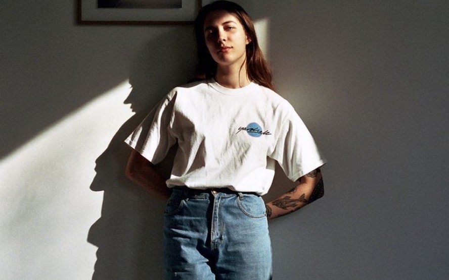 Looks com calça mom une o clássico que marcou os anos 90 com o visual moderno das ruas.