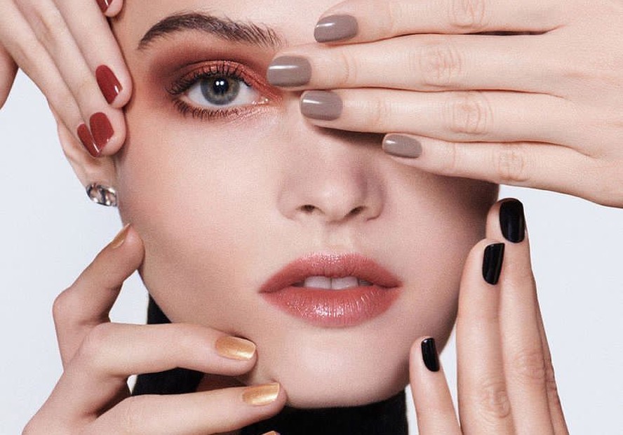 Unhas com esmaltes clássicos
