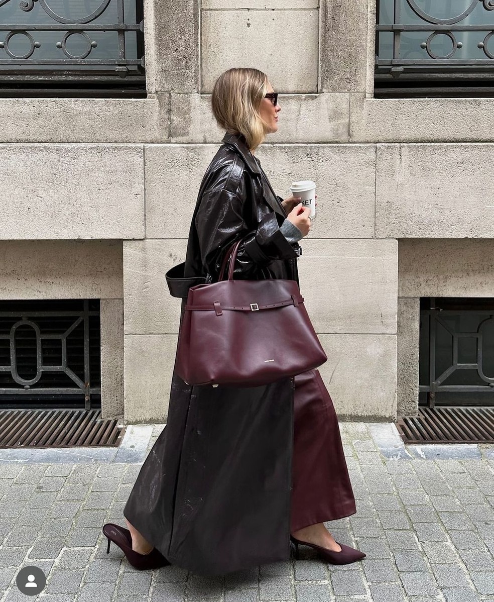 Bolsas estruturadas, como as de couro, são ótimas aliadas para o trabalho, pois além de serem funcionais, acrescentam um toque refinado ao look — Foto: Reprodução/Instagram @editedofficial