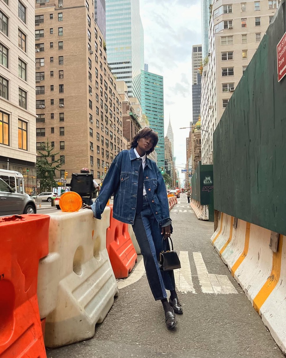 10 formas de usar jaqueta jeans no inverno — Foto: Reprodução/Instagram @lefevrediary