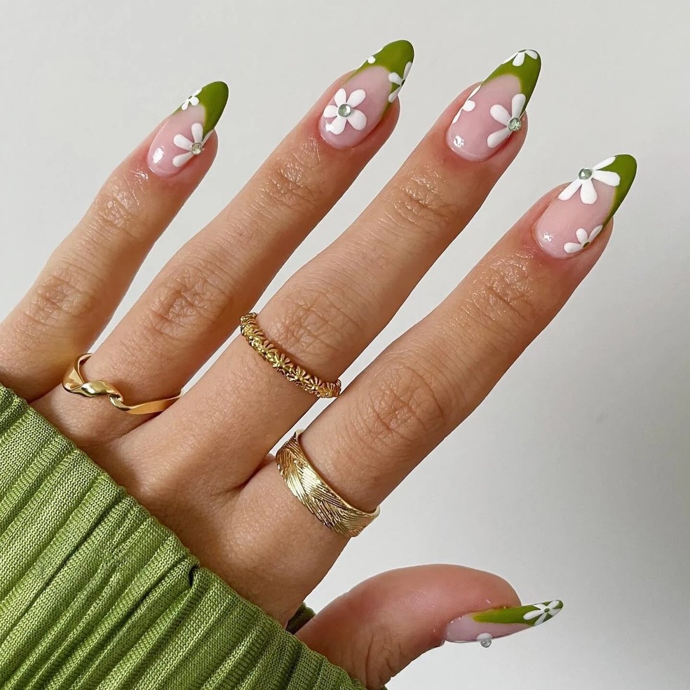 Unhas nail art em verde trazem atitude e frescor, variando entre o ousado e o sofisticado — Foto: Reprodução - @phoebesummernails